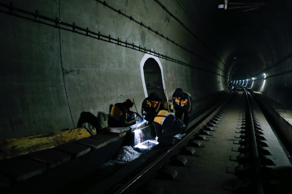 塔城铁路运营隧道病害现状